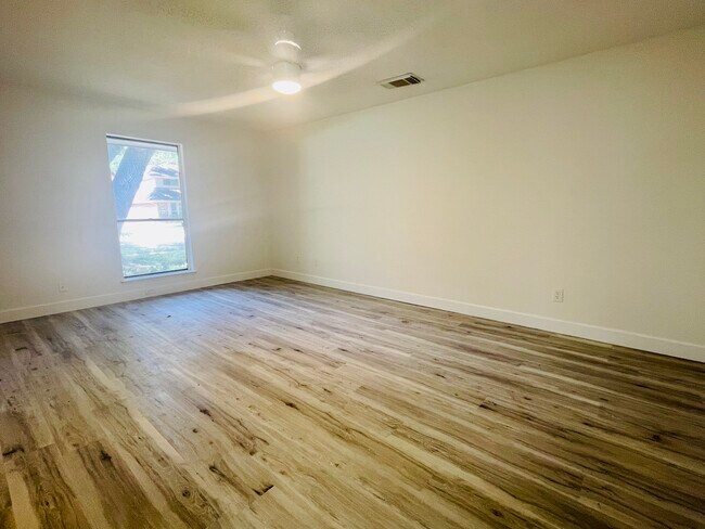 Building Photo - 3014 Edgewood Dr