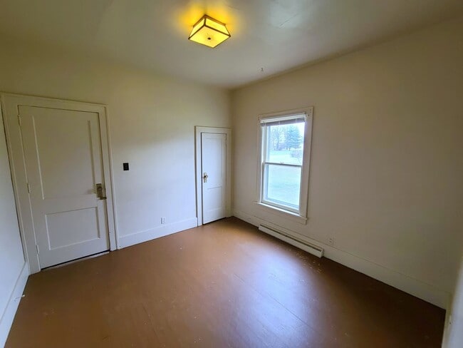 Building Photo - Nice 3-Bedroom, 1-1/2 Bathroom on Goshen's...