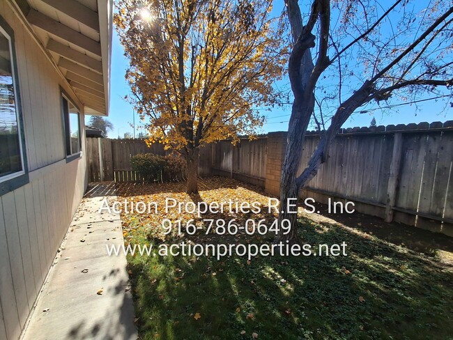 Building Photo - 2 Bed, 2 Bath - 1 Car Garage - Duplex - Pr...