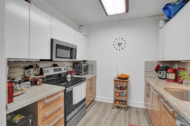 Building Photo - 161 Crandon Blvd