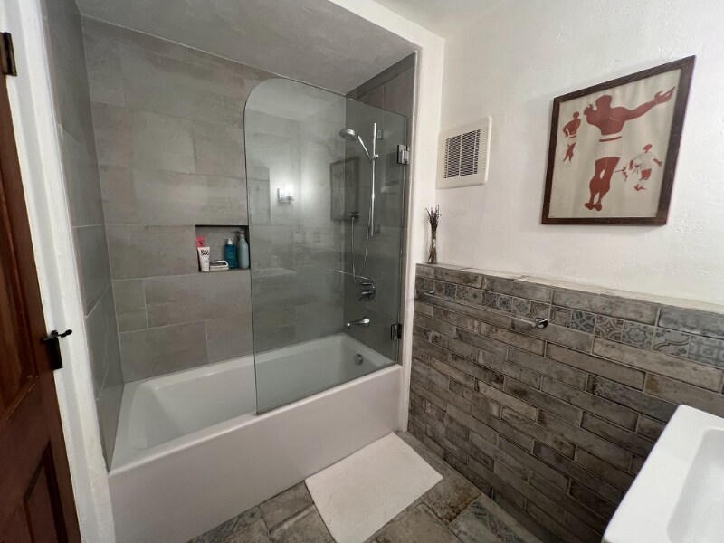 Building Photo - 3266 Robinson Dr