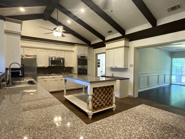 Building Photo - 530 Hilliard Dr