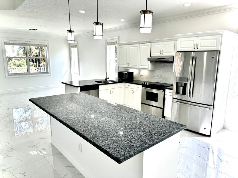Kitchen - 10667 Oak Bend Way