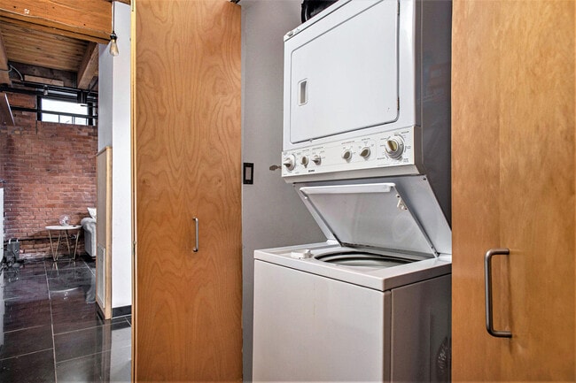 Building Photo - 6533 E Jefferson Ave