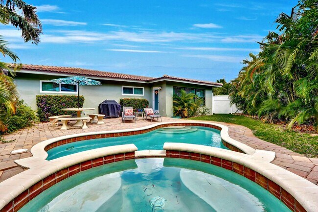 Building Photo - 390 N Juno Ln