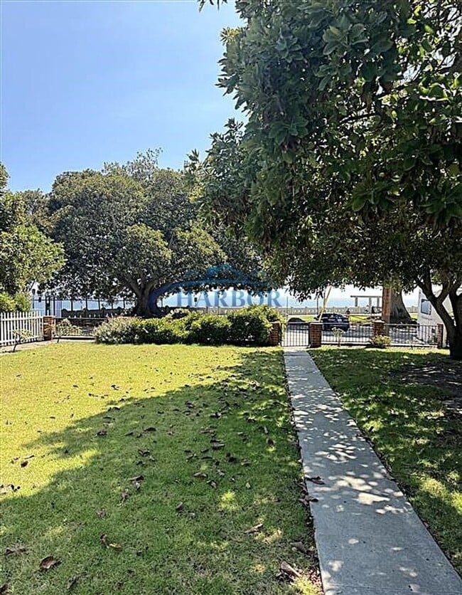 Building Photo - **** HOLIDAY MOVE IN SPECIAL- First Month Free!! Spend it on the Couch Instead!*** Charming Studi...