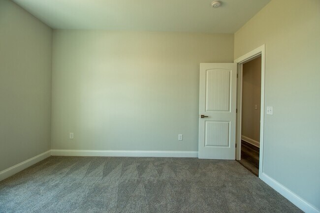 Building Photo - 935 S Cross Bridges Rd