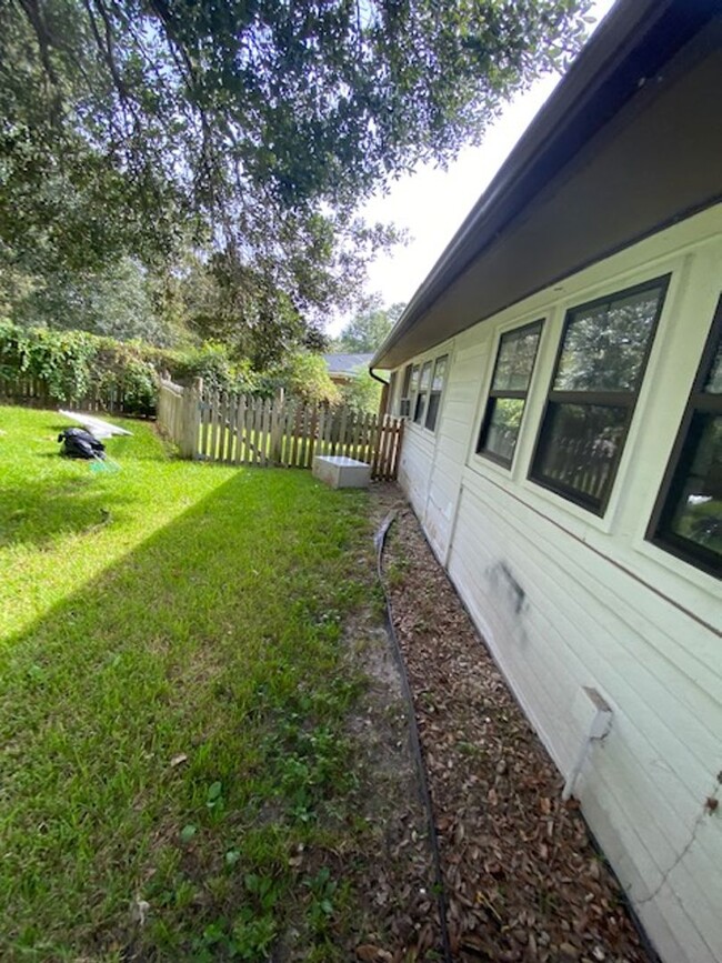 Building Photo - Brick Ranch in Willowbrook