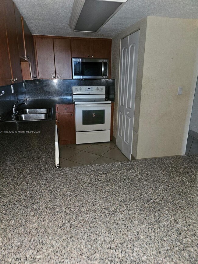 Building Photo - 10000 NW 80th Ct