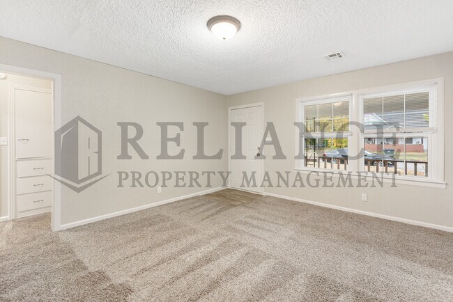 Building Photo - 726 S Bonn St