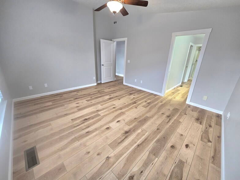 Building Photo - 591 W Kingsley St