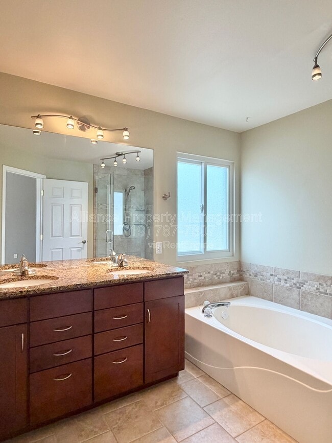 Building Photo - 2825 Dristol Dr