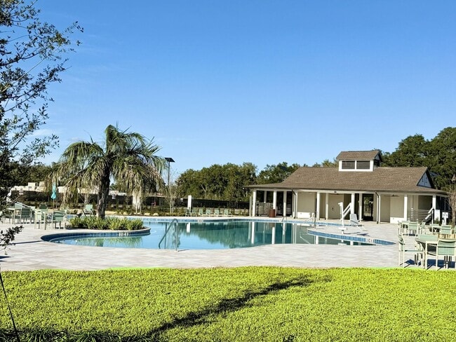 Building Photo - Brand-new End-unit 3Beds/2.5Baths townhome at Lady Lake!