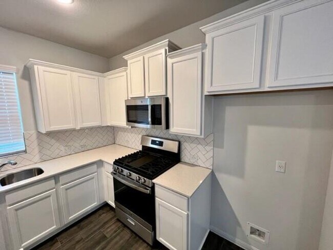 Building Photo - Beautiful Free standing Single Story Sorrento Condominium Home 3-2 with 2 car Garage / Pflugerville