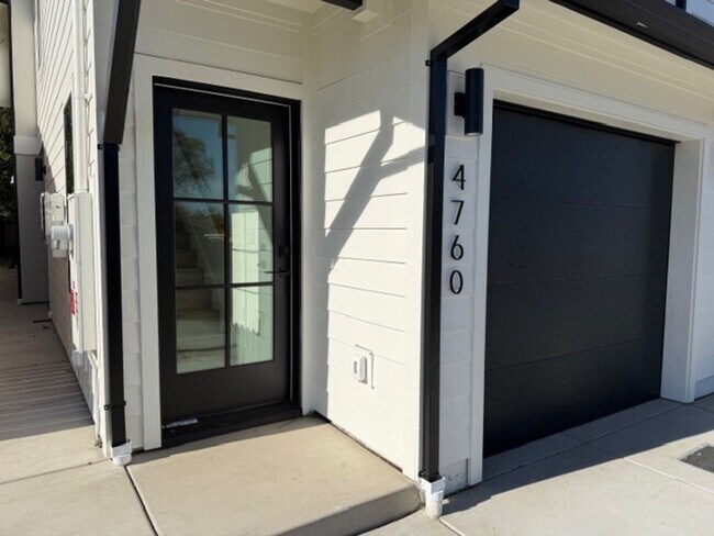 Building Photo - 4740-4760 3rd St, Rocklin, CA 95677