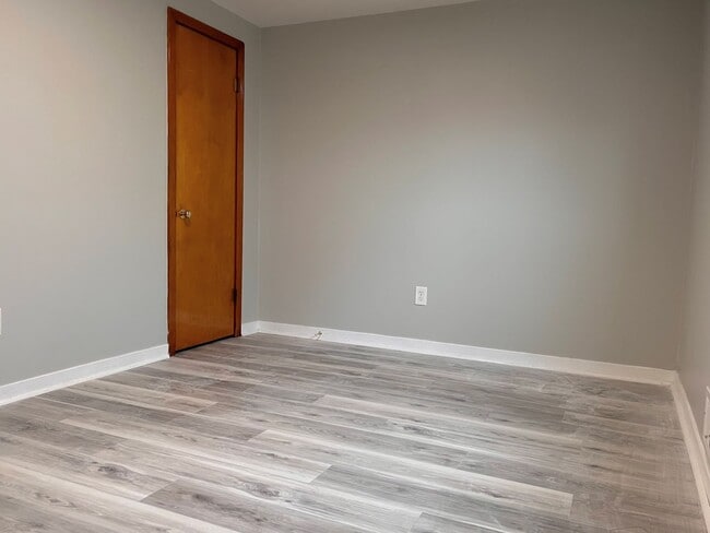 Building Photo - 424 Springville Ave