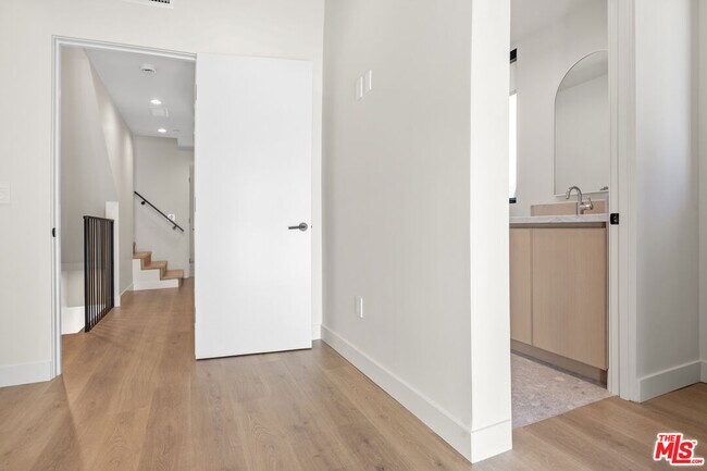 Building Photo - 426 Arnaz Dr