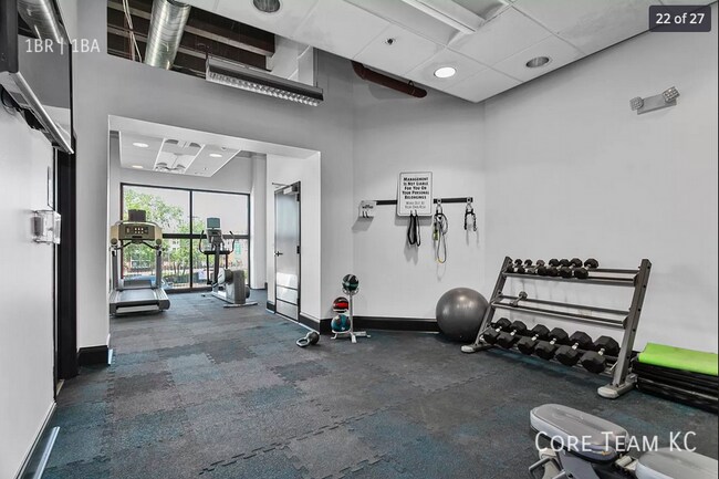 Building Photo - 320 W 7th St