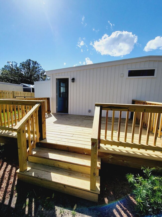 Building Photo - SUNSET PARK - Updated interior and fenced ...