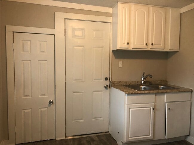 Building Photo - **Holiday Move-in Special**$500 off the first full month's rent!