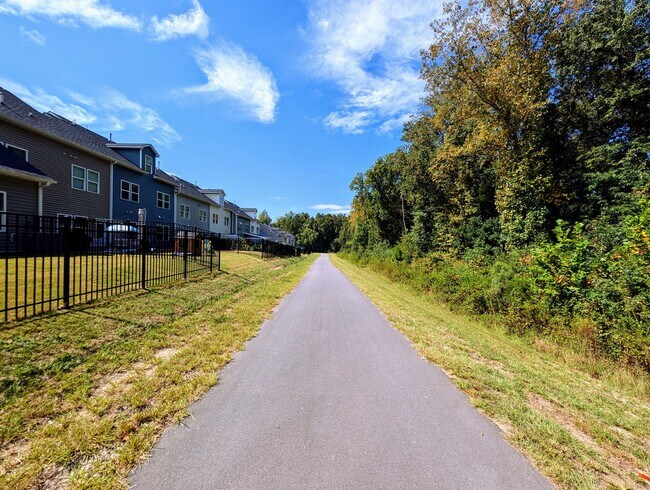 Building Photo - Stunning 4BR/3.5BA End Unit Townhome in Wa...