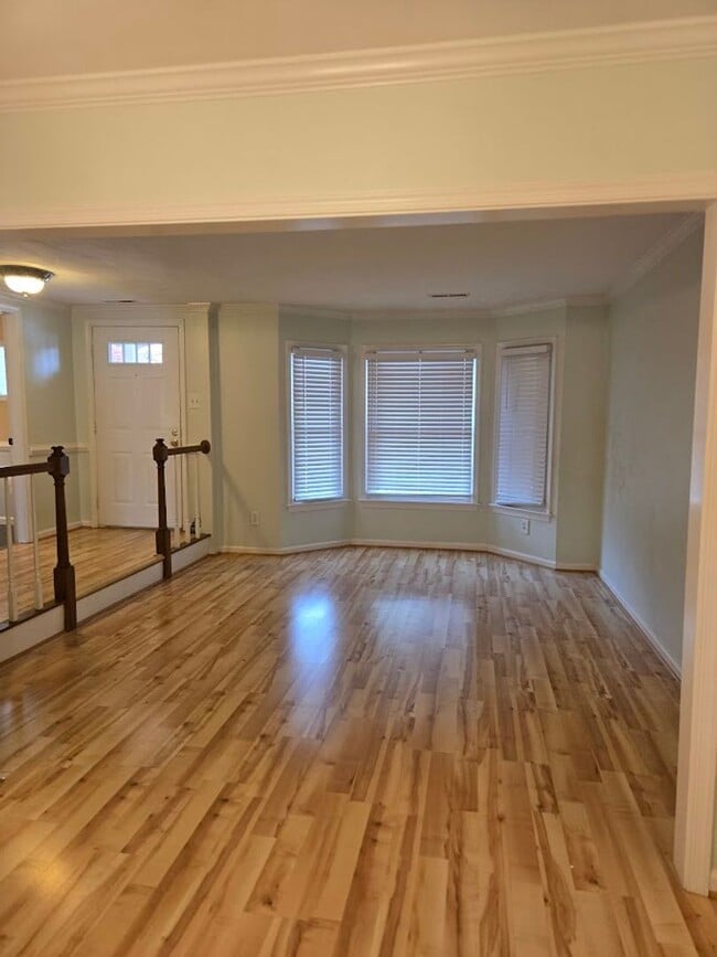 Building Photo - 3 Bedroom Townhouse in Virginia Beach