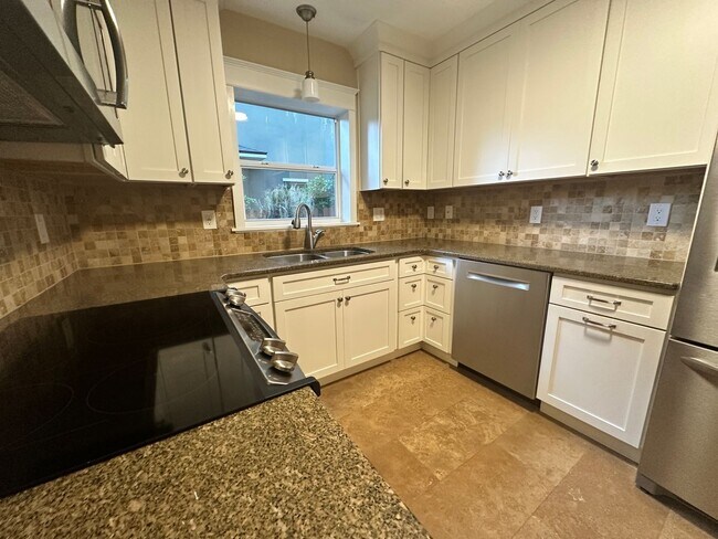 Building Photo - Stunning 3/2 Bungalow near the historic di...