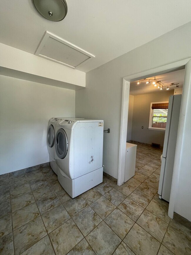 Building Photo - Charming Home w/ Fenced Yard in Central Lo...