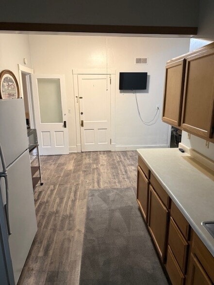 Building Photo - 118 E Main St