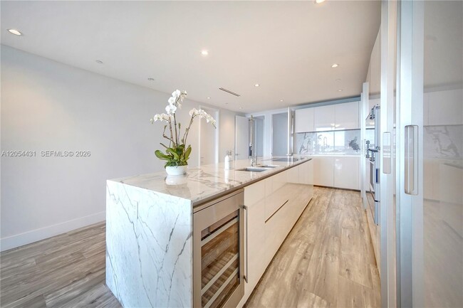 Building Photo - 10203 Collins Ave