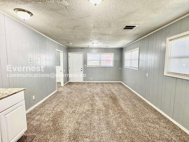 Building Photo - 3 Bed, 2 Bath with Fenced Yard / Pet-Friendly / Available Now!