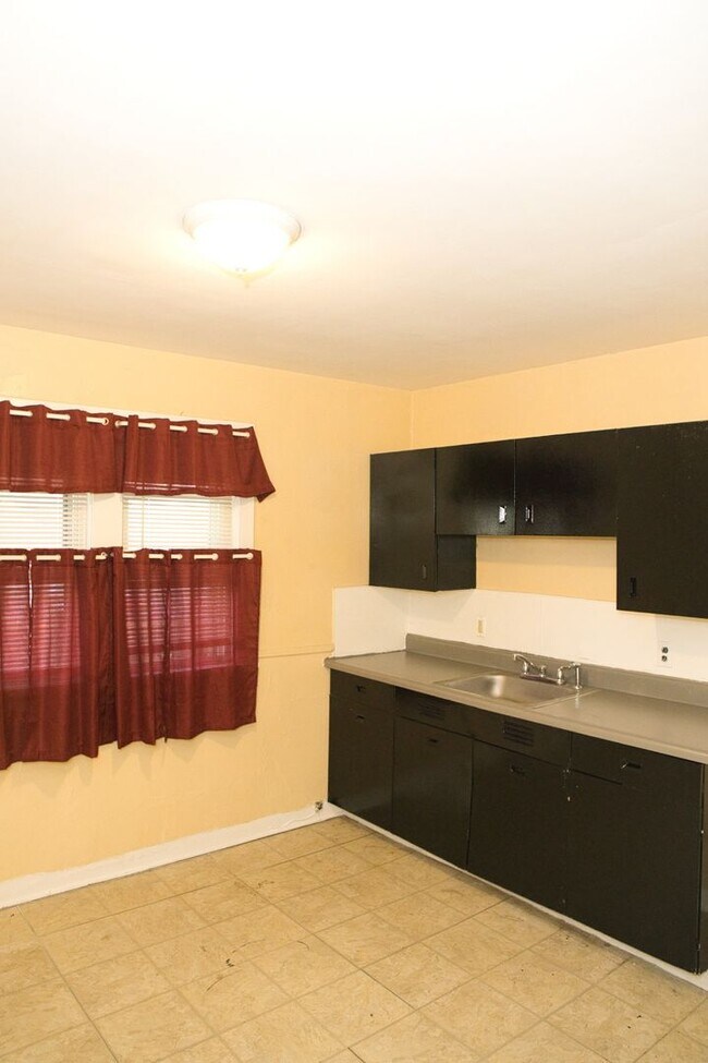 Building Photo - 865-869 Clifford