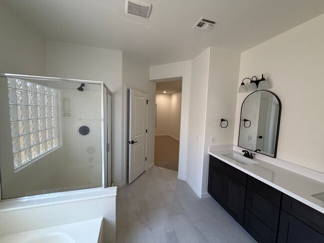 Building Photo - Beautifully Remodeled North Peoria Home 3 Bedroom 2 Bath Plus Office