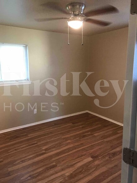 Building Photo - 701 E Mission St