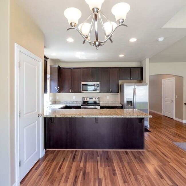 Building Photo - 1848 Woodview Dr W