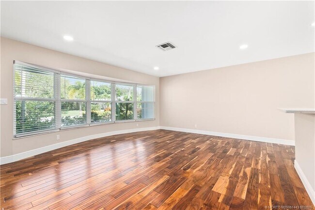 Building Photo - 7 Riverview Dr