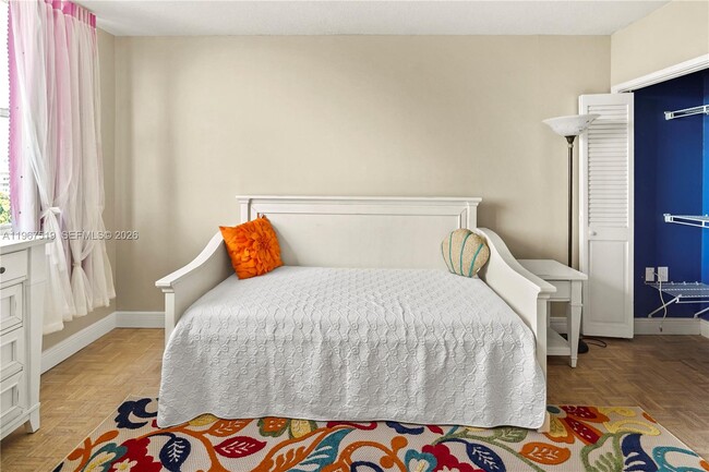 Building Photo - 4400 Hillcrest Dr