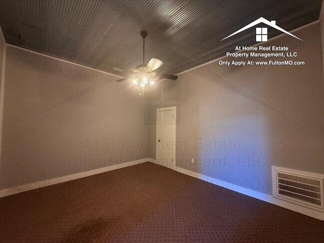 Building Photo - 504 Nichols St