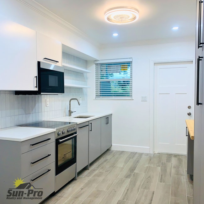 Building Photo - 748 Bethune St