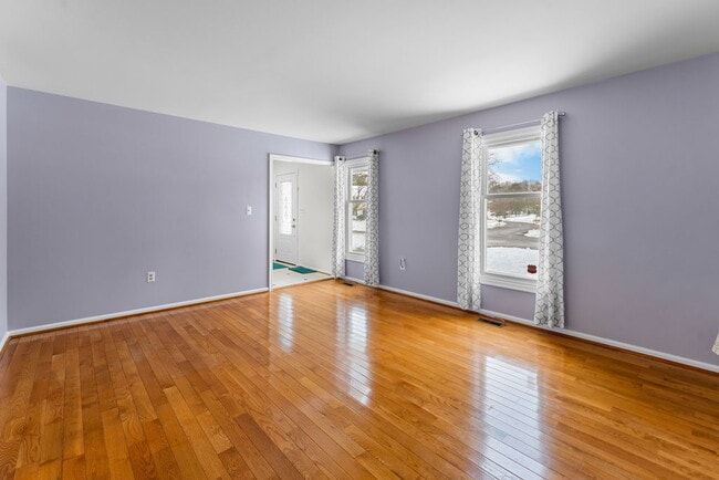 Building Photo - "Charming 4-Bedroom Retreat with Sun Room Scenic Views