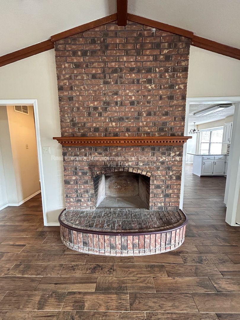 Building Photo - 9200 Rogers Ave