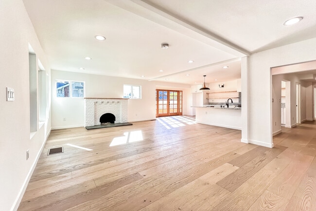 Building Photo - 103 N Kingsley Dr