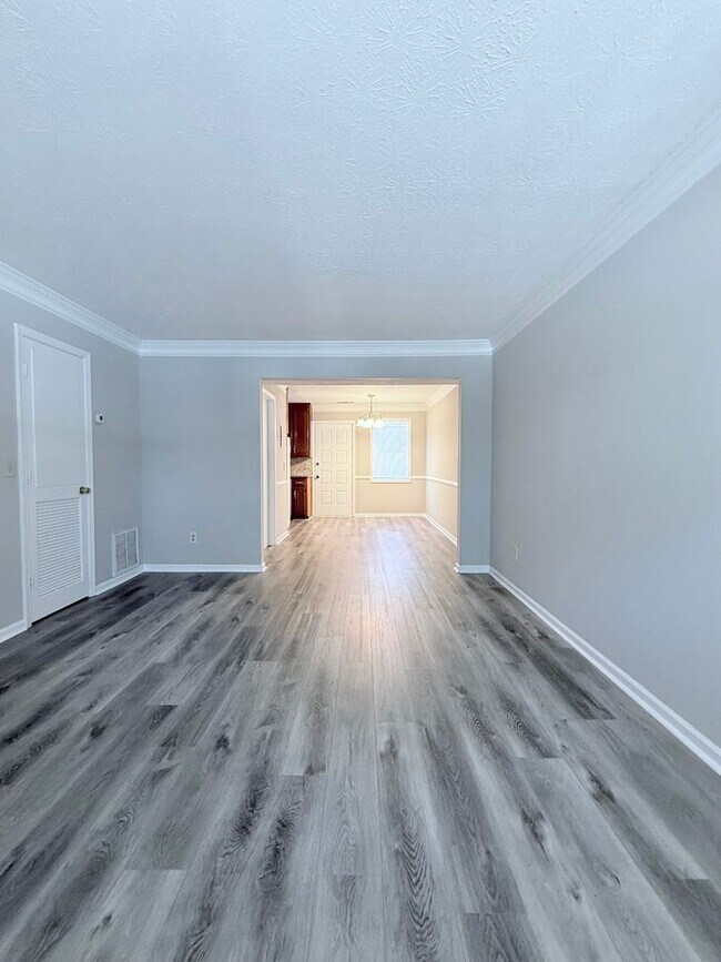 Building Photo - Downtown Sugar Hill Townhome - 2 bed/1.5 bath end unit