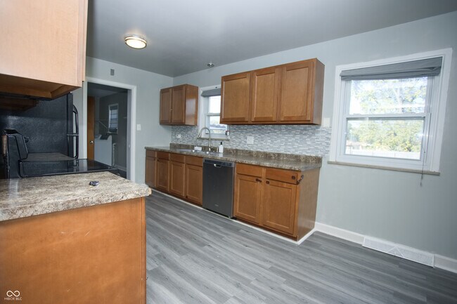 Building Photo - 150 E Beechwood Ln