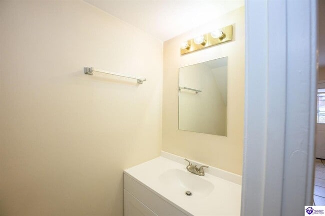 Building Photo - 113 College Street Rd