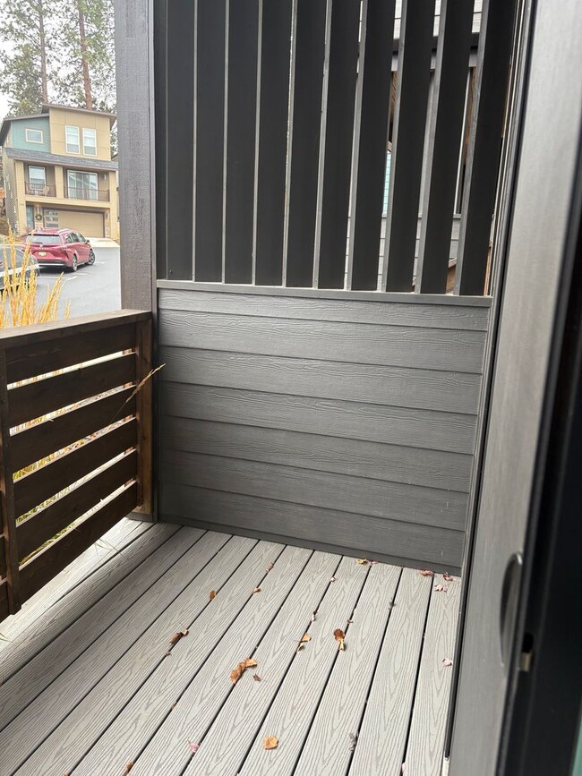 Building Photo - MOVE IN SPECIAL! One bedroom apartment on Bend's SW side. End Unit