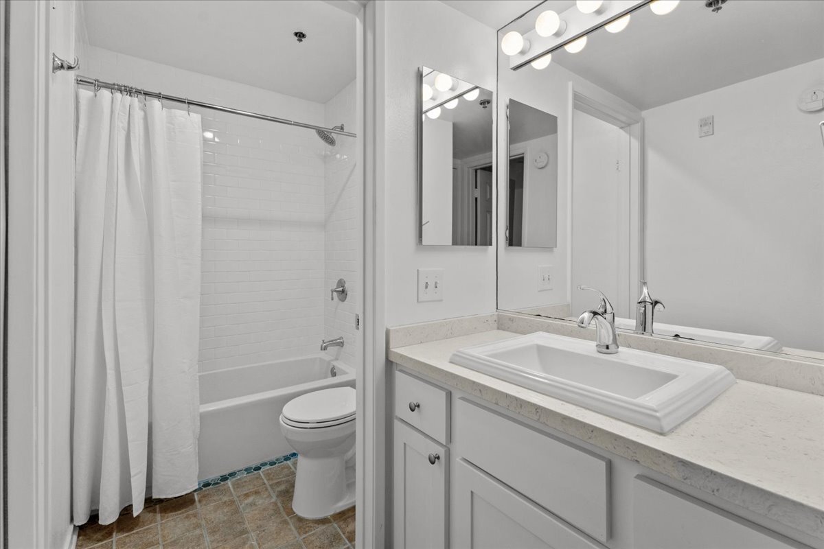 Building Photo - 10960 Ashton Ave