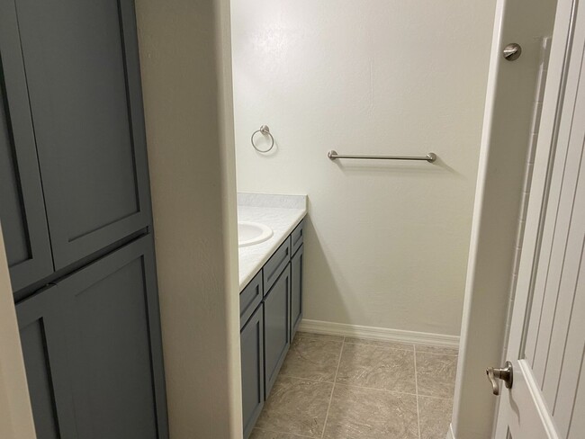 Building Photo - 2 Bedroom in a Gated Community