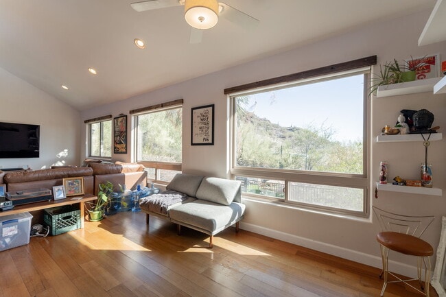 Building Photo - 1902 E Cortez St