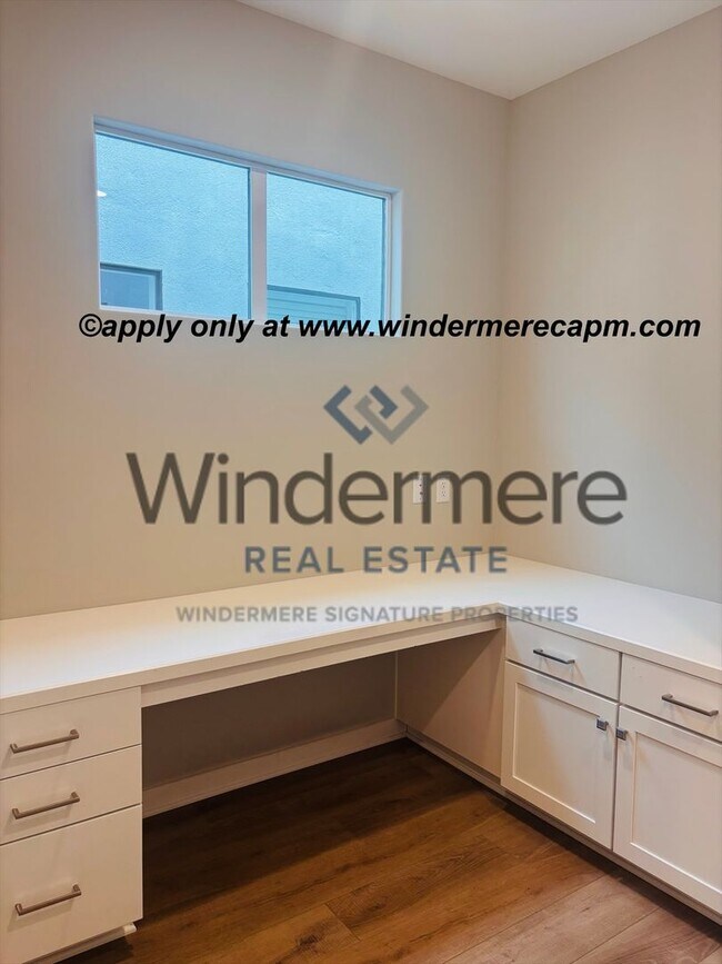 Building Photo - Modern Living in the heart of McKinley Village!